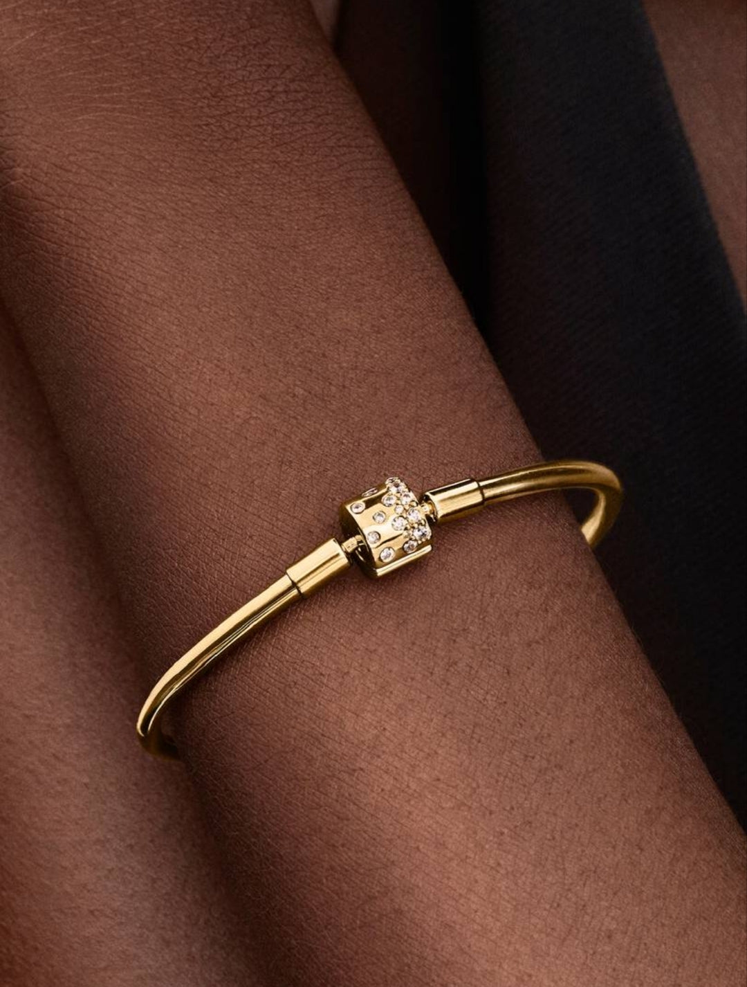 Sparkling Barrel Clasp Bangle