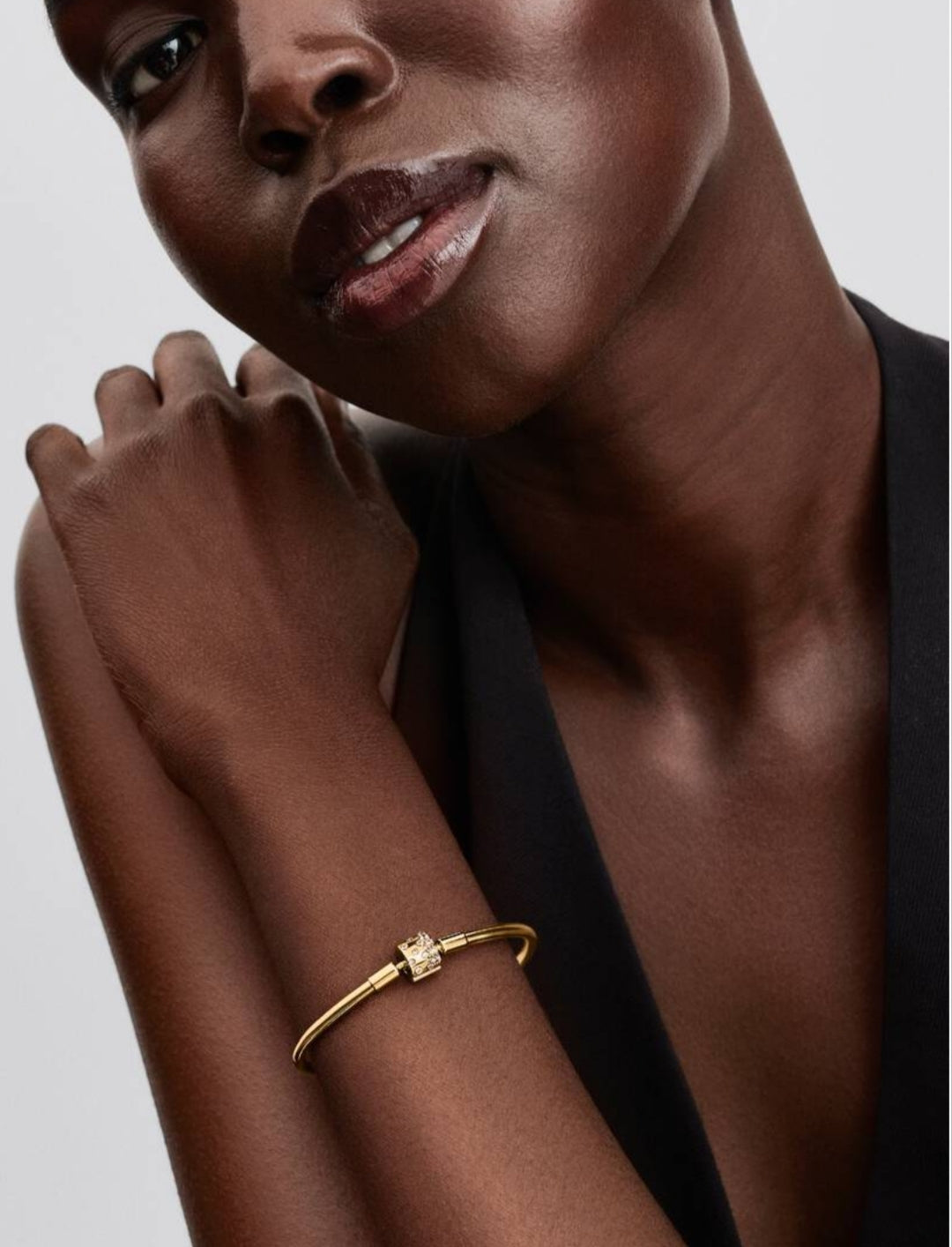 Sparkling Barrel Clasp Bangle